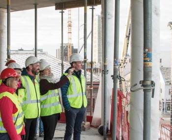 En delegasjon fra Stortinget og LO Nordland besøker byggeprosjektet Bodø Rådhus.