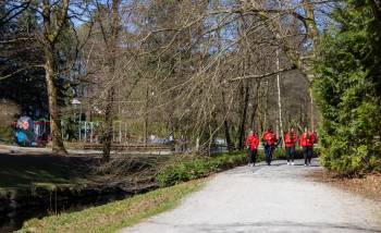 Listekandidater deler ut roser i Sandvedparken. 