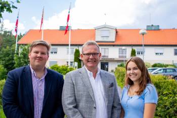 Jørn-Inge Frøshaug, Tom Olsen og Nora Prøsch Meier foran Hole Herredshus. 