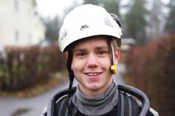 Portrett av en ung mann med vernehjelm. Foto: Øivind Haug