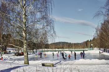 En gjeng med barn står på skøyter i en idrettspark. Foto: Øivind Haug