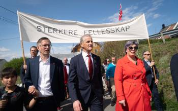 Robert Cornels Nordli, Jonas Gahr Støre og Vanja Grut i 1. mai-tog på Eydehavn i 2019. Banner med sterkere fellesskap på. 