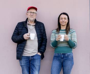 Nestleder i gruppa Kjell Olav Stangeland og gruppeleder Karen Hognestad Liland smiler og holder hver sin kaffekopp.