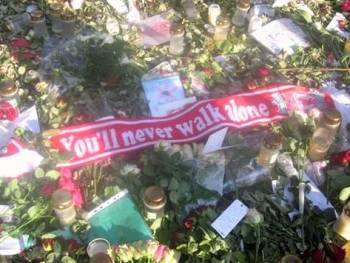 En hadde lagt igjen Liverpoolskjerfet i blomsterhavet med teksten "You'll never walk alone". Det var sterkt, men det varmet også veldig, så mange som viste så sterk omsorg.