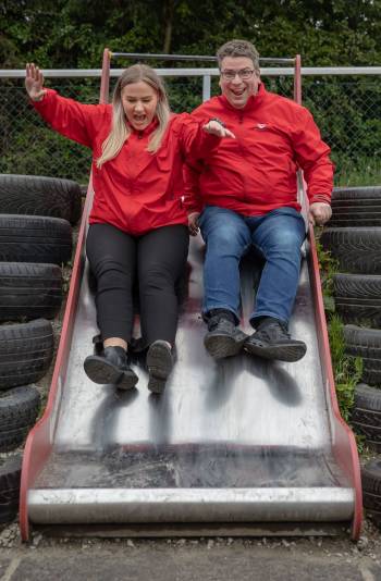 Anna Tangen og Arne Buchholdt Espedal tester en rutsjebane.