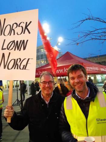 Arild Theimann og Truls Vasvik lover de ansatte i Color Line at Arbeiderpartiet skal gjøre alt vi kan i Stortinget for å stoppe regjeringen. 