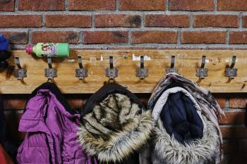 Tre jakker henger på sine knagger i en garderobe. Foto: Øivind Haug