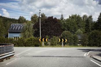 En landevei brytes opp og går i to forskjellige retninger. Foto: Øivind Haug