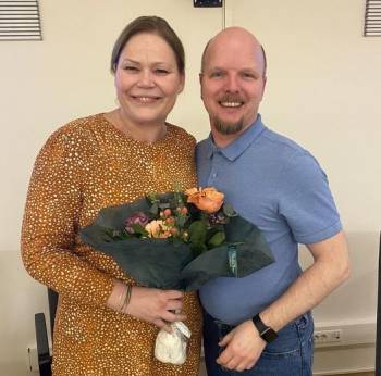 Thor Ivar Kristiansen takker Hanne Fjerdingby Olsen med blomster