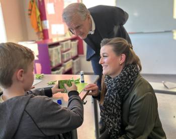 Thilde og Jonas møter barn på skolebesøk (zoomet inn)