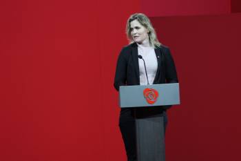 Cecilie Knibe Hanssen på talerstolen på Arbeiderpartiets landsmøte