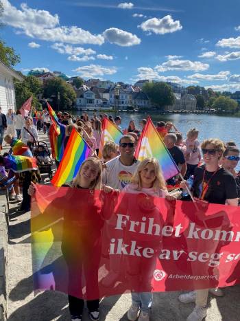 Bilde av ungdom i Pridetog