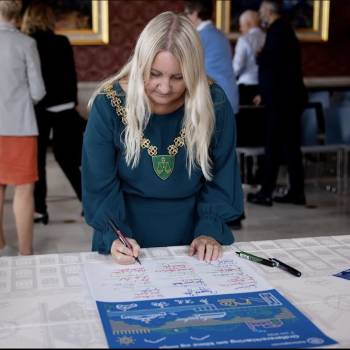 Ordfører Hege Svendsen i Eidsvoll signerer ordførererklæringen for klima og miljø.