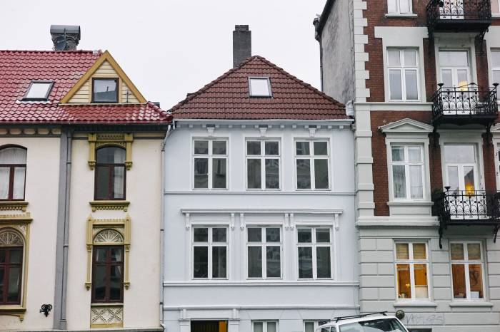 Bilde av tre gamle bygårder. Foto: Øivind Haug