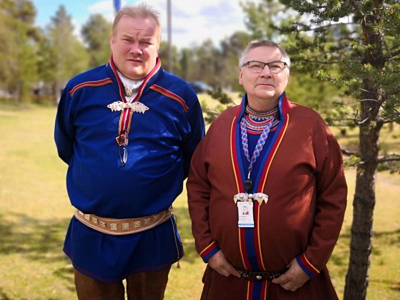 Bjørn Inge Mo og John Kappfjell utenfor Sametinget i Karasjok