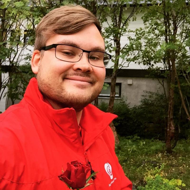 Portrett av Tarjei Jensen Bech med roser.