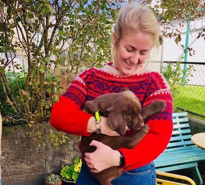 Tonje Brenna og labradorvalpen Jussi