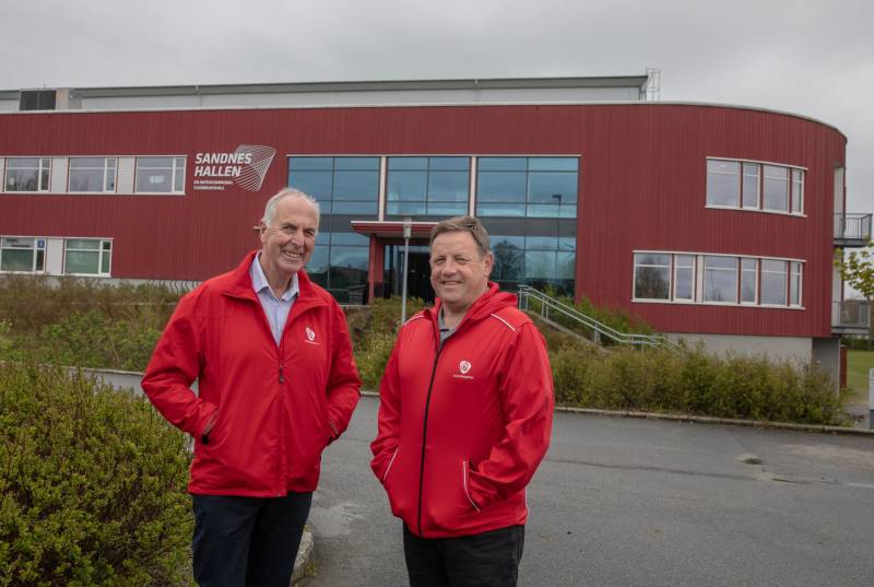 Stanley Wirak og Bjarne Berntsen foran Sandneshallen.