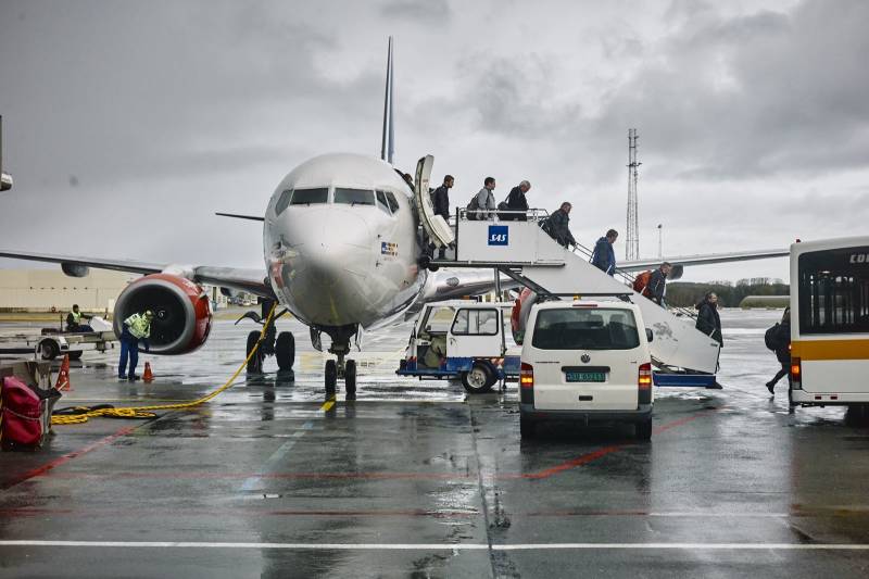 Passasjerer stiger av et SAS-fly. Foto: Øivind Haug