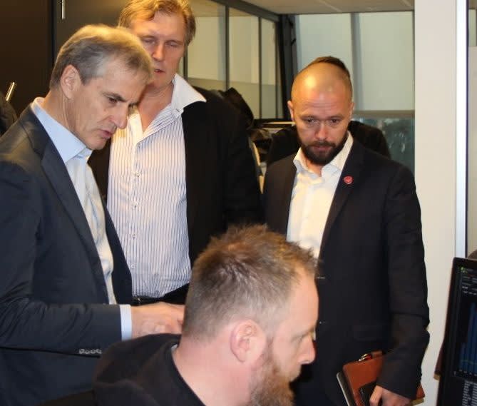 Jonas lytter interessert på orienteringer om NCE