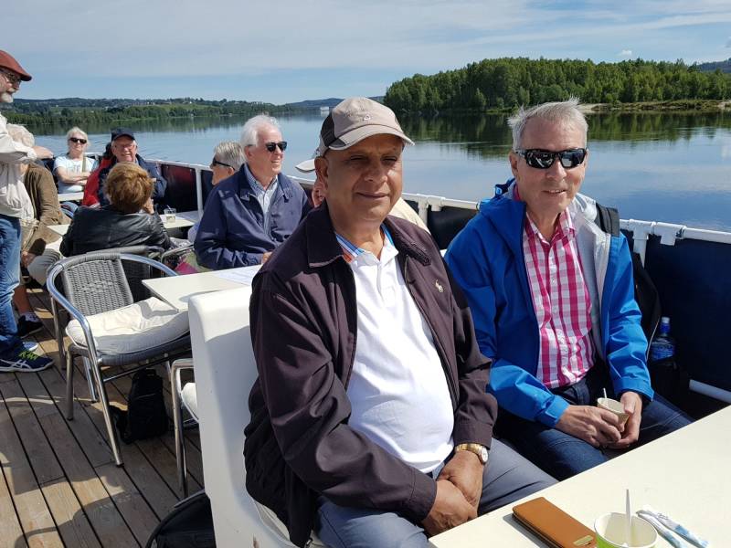 Ali Akhtar og Tore Wollum ombord på MS Øyeren.