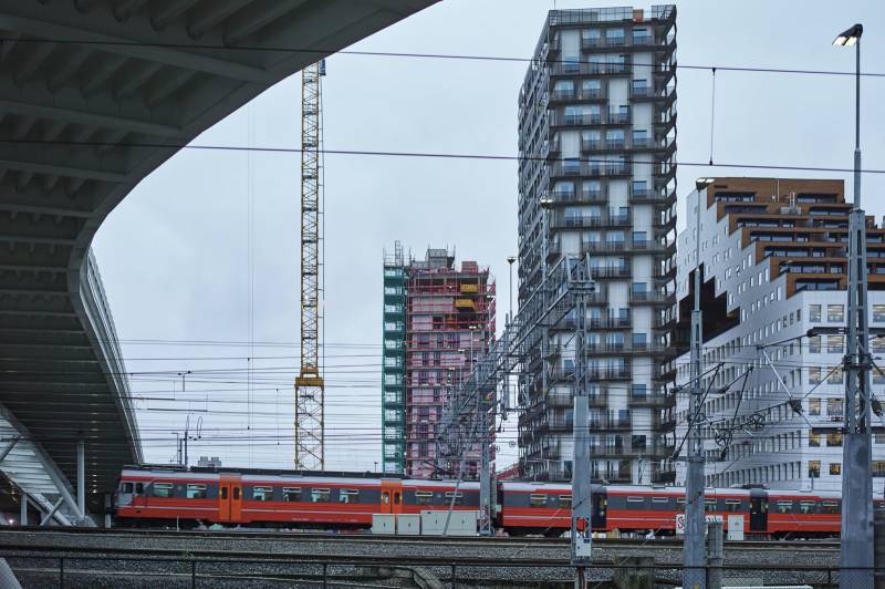 Et tog kjører forbi påbegynte høyhus i Bjørvika. Foto: Øivind Haug