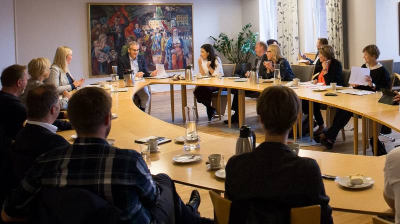 Jonas Gahr Støre, Kjersti Stenseng, Hadia Tajik og resten av sentralstyret sitter glade rundt bordet på sentralstyrerommet på partikontoret.