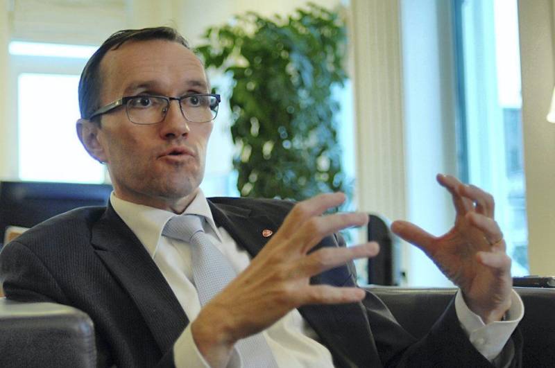 Bilde av Espen Barth Eide i en sofa som forklarer noe med hendene