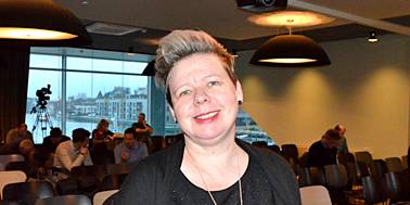 Vi har fått noe signaler på at det kan være tilfellet. Spesielt er vi bekymret for regjeringens ambisjoner når det gjelder tog. I den eksisterende planen er det vedtatt at det skal bygges ut dobbeltsporet jernbane til Halden innen 2030. Nå får vi signaler om at det kun er indre Inter City som blir prioritert. I Østfold er dette opprinnelig bare til Seut nord for Fredrikstad.
Å bygge ut hele InterCity til Lillehammer, Skien og Halden er det absolutt viktigste prosjektet for alle de åtte fylkene på Østlandet. Det bygger både byer og landsdeler sammen og er helt avgjørende for oss. Vi har stått sammen om dette prosjektet tidligere – og det vil vi også denne gang.
Det har vært en viktig målsetting for Østfold-politikerne å få forlenget den indre InterCity-ringen til Hafslund i Sarpsborg, for å kunne samkjøre jernbaneutbyggingen med bypakken for
Nedre Glomma. Det er svært viktig å få felles planlegging og utbygging av dobbeltsporet og større veiprosjekter i Fredrikstad og Sarpsborg, som firefelts riksvei 110, ny fylkesvei 109 fra Råbekken til Sarpsborg og to nye bruer over Glomma. Vi har godt håp om å få strukket den indre InterCity-ringen til Hafslund og få sikret denne i nasjonal transportplan.
For Østfold er det svært viktig å få bygd dobbeltsporet videre til Halden og knytte byene tettere sammen, og gi pendlerne et langt bedre tilbud. Hvis vi skal få mer av godset over fra vei til jernbane må vi også få dobbeltspor til Halden og videre mot Sverige. Skal vi komme til Gøteborg og Europa, så må vi også gjennom Halden. Å skyve dette ut i det uvisse er svært lite fremtidsrettet.
Andre samferdselsprosjekter som er viktig for Arbeiderpartiet i Østfold er:
• Planfri påkobling av Østfoldbanens østre linje til den nye Follobanen sør for Ski stasjon.
• Riksvei 19 i tunnel gjennom Moss
• Ferdigstillelse av E18 gjennom Akershus
• Planlegging av bedre tverrforbindelser for vei gjennom Østfold (111/22 men også 120)
• Handlingsplan for å få grensekryssende gods over fra vei til bane og sjø gjennom blant annet en utbedring av farleden til Borg havn som bundet prosjekt og gjennomføringen av nye Moss havn.
Siv H. Jacobsen
Kandidat til Stortingsvalget Ap
Gruppeleder for Ap i Fylkestinget