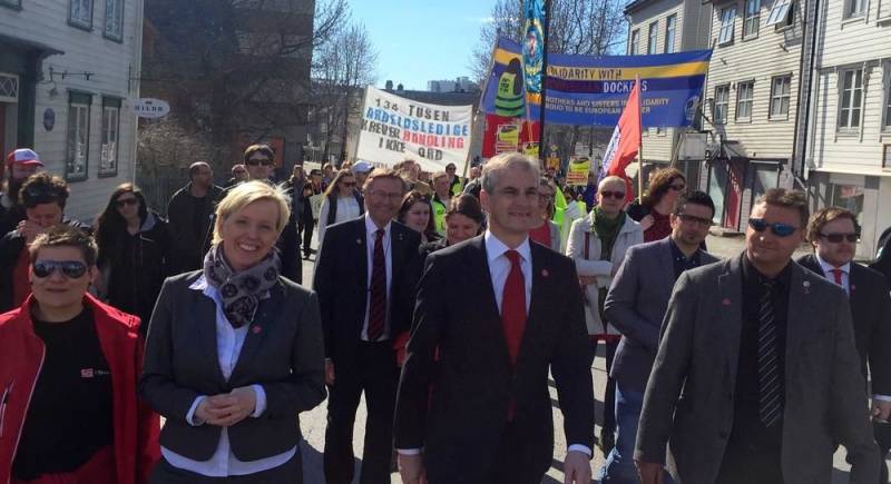 Jonas Gahr Støre i 1. mai-tog i Tromsø
