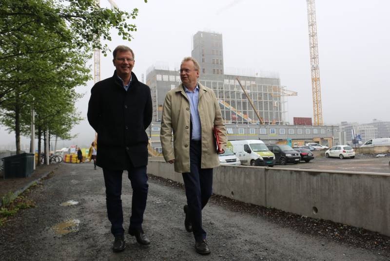 Robert Steen og Raymond Johansen i Bjørvika. Foran det nye Munch-museet.