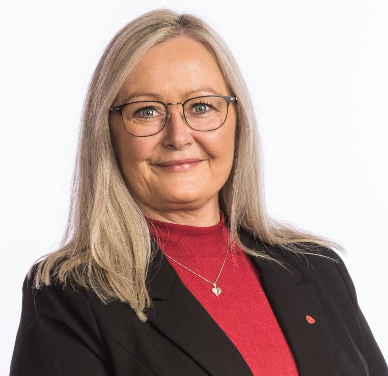 Portrettbilde med hvit bakgrunn av stortingsrepresentant Mona Nilsen fra Nordland Arbeiderparti