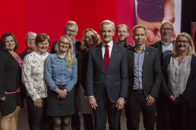 Bilde av Aust-Agder Arbeiderpartis landsmøtedelegasjon sammen med partileder Jonas Gahr Støre