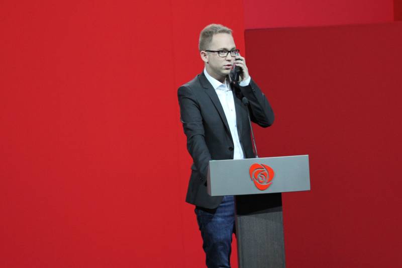 Tellef Inge med mobiltelefon på talerstolen på Arbeiderpartiets landsmøte