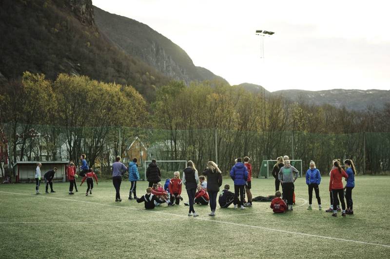En skoleklasse har gymtime på fotballbanen. Foto: Øivind Haug