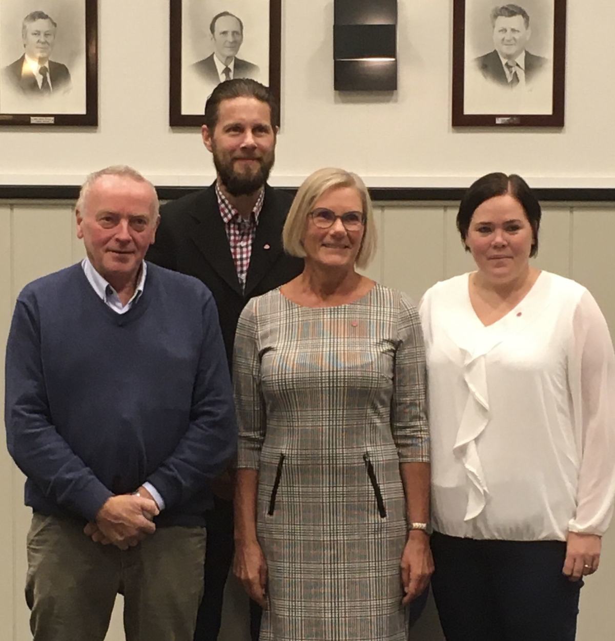 Her er Sauda Arbeiderparti sin kommunestyregruppe fotografert etter konstituerende møte i dag. Nedenfor er liste over arbeiderpartiet sine utvalgte til verv som ble valgt i dag.
Hallgeir Amdal og Siv Hege Lund er faste medlemmer i formannskapet, med følgende vara liste: Øyvind Grassdal (SV), Aud Jorunn Nymark og Fredrik Larsson.
I utvalget for samfunnsutvikling blir Fredrik Larsson nestelder og får med seg Aud Jorunn Nymark som fast medlem. Varalisten er som følgende Steinar Jørgensen, Ingunn Risvoll, Remy Penev, Bodil Sandal (SV) og Hallgeir Amdal.
I kontrollutvalget har Sauda Arbeiderparti to faste medlemmer, Odd Magne Lønseth (leder) og Laura Seltveit og 2.vara er Egil Bakke.
Hallgeir Amdal ble også valgt til 1.vara i forhold til KS - representant.