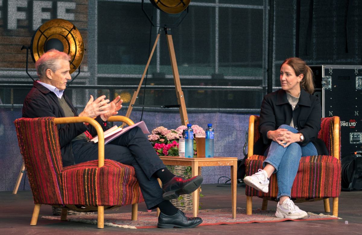 Jonas Gahr Støre og Tonje Brenna på bokbad i 2021. Foto: Erlend Birkeland