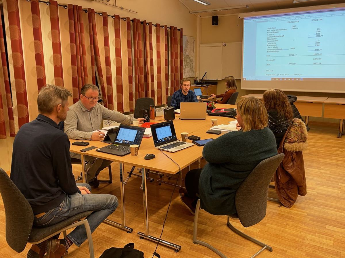 Styret og tiltredende til styret var samla på kommunestyresalen, slik at vi kunne lede møtet sammen via teams.