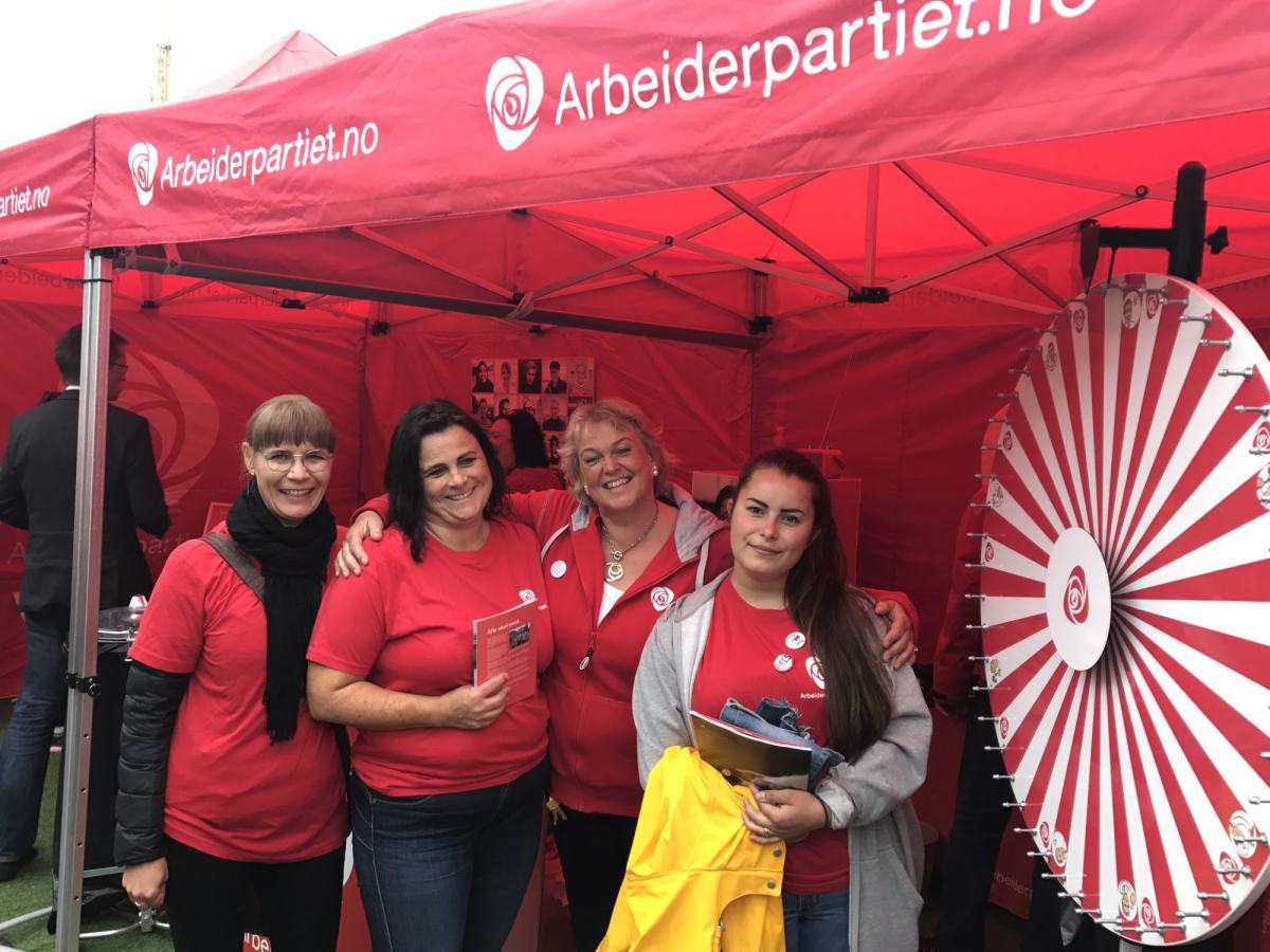 Arendalsuka damer på stand