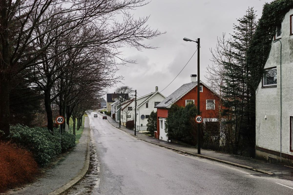 Koselige trehus langs en lokal bilvei. Foto: Øivind Haug