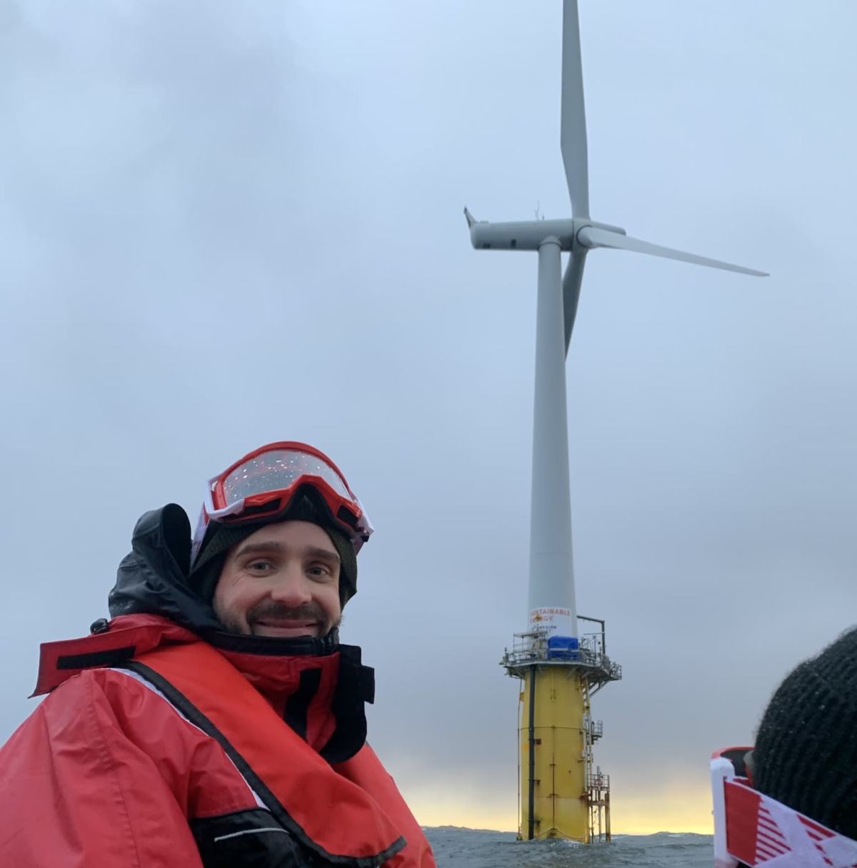 Næringsministeren utenfor Karmøy, for å se på turbinene på Metcentre