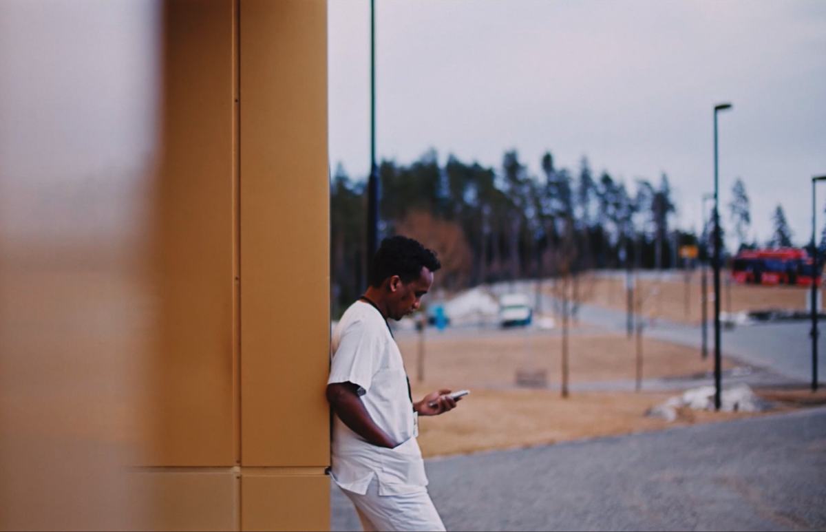 Mohamed som elsker jobben sin som helsefagarbeider.