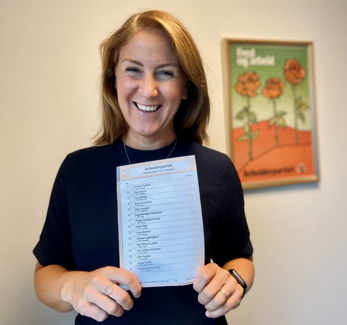 Tonje Brenna med valgseddel.