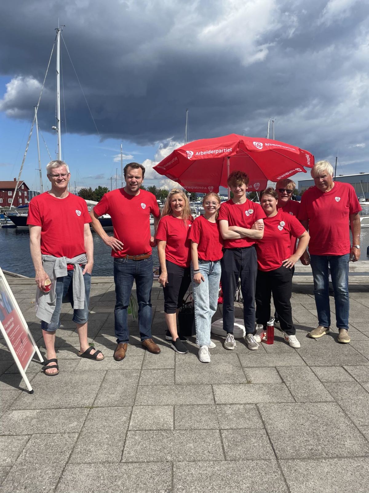 Ole Jacob Solberg, Ola Buan, Christine Berg, Hedda Buom, Karl-Henrik Trandem, Marion Navjord, Hans Kristian Stenestø og Ingar Aas-Haug i røde t-skjorter med rosesymbolet