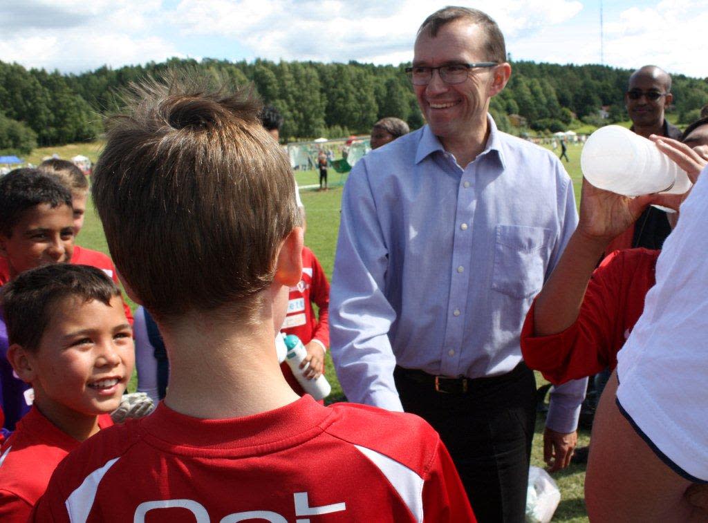 Forsvarsminister Espen Barth Eide besøker Norway Cup på Ekebergsletta i 2012.