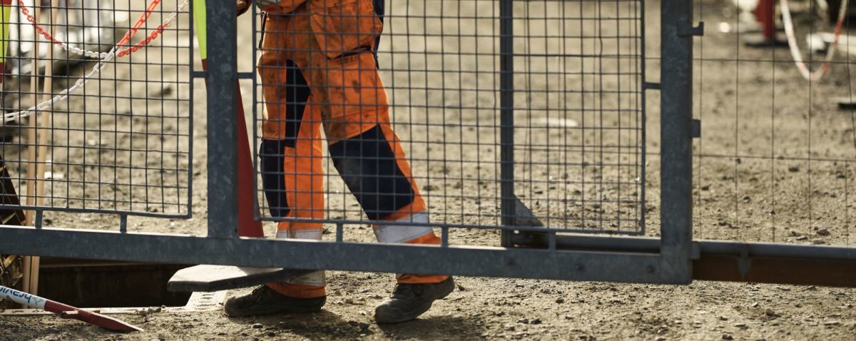 Mann på arbeidsplass
