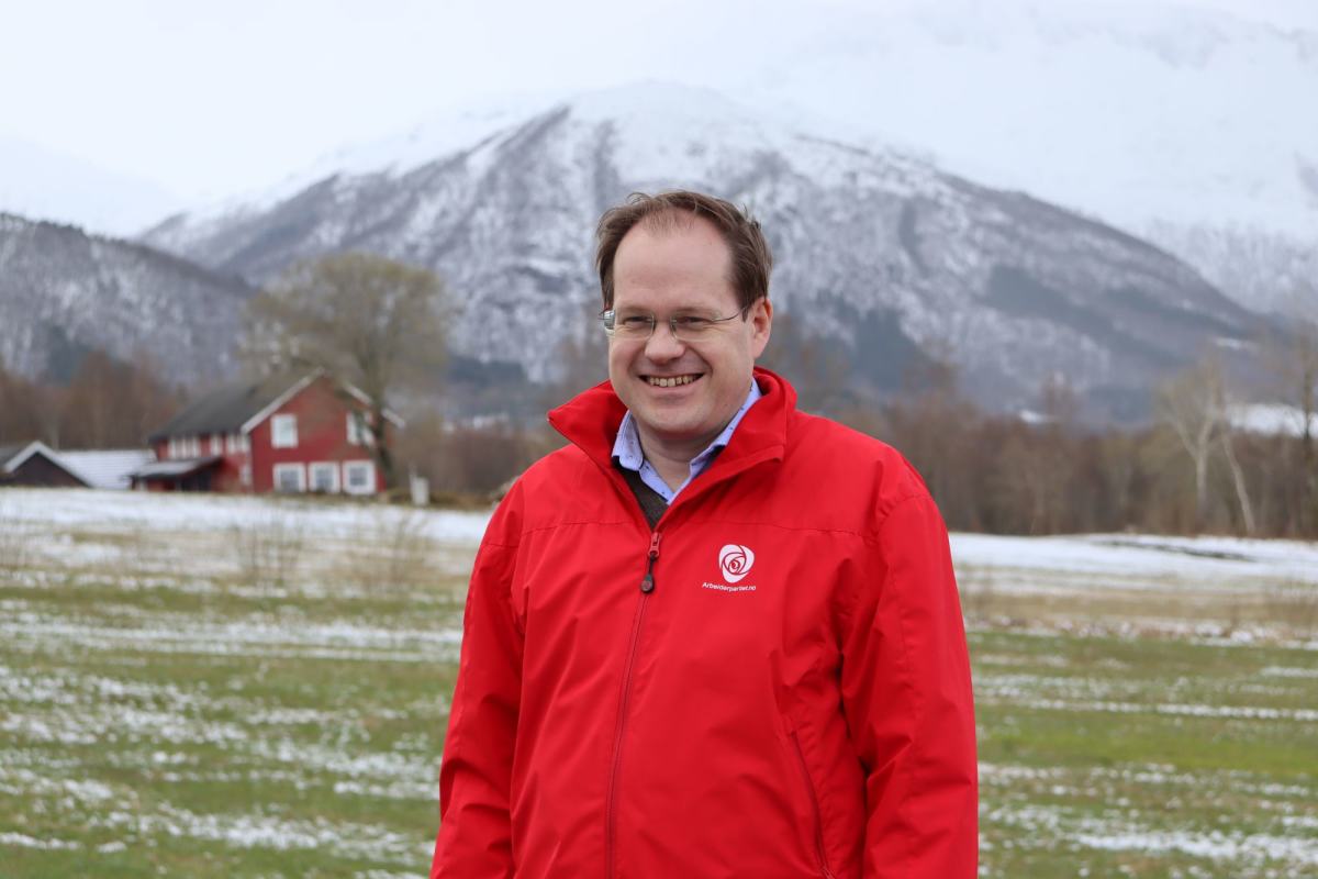 Bildet viser Jarle foran fjell i Hustadvika.