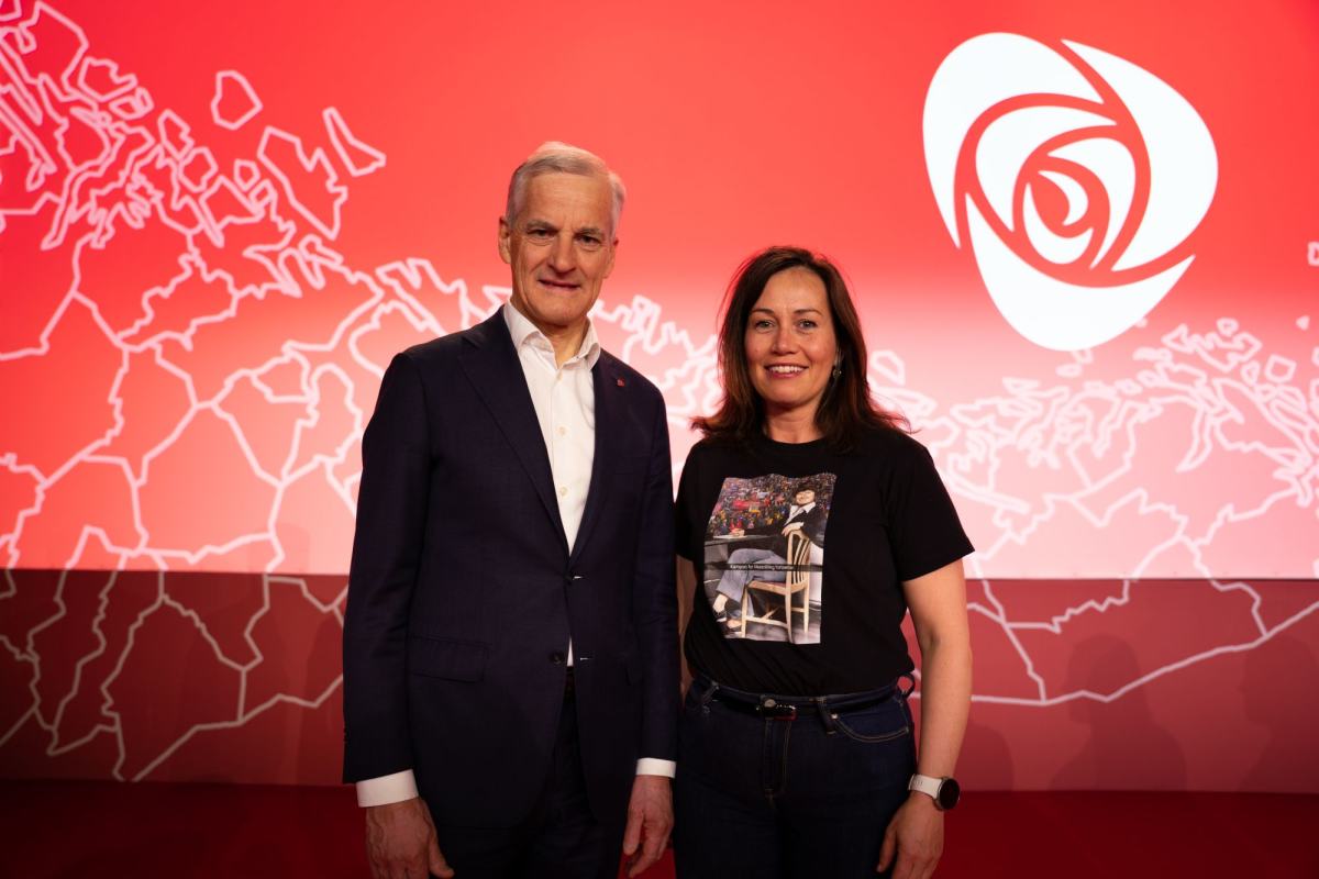Bildet viser Jonas Gahr Støre og Anne Berit Støyva Emblem på Landsmøtet til Arbeiderpartiet