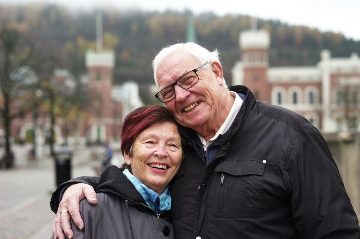 Eldre par som holder rundt hverandre