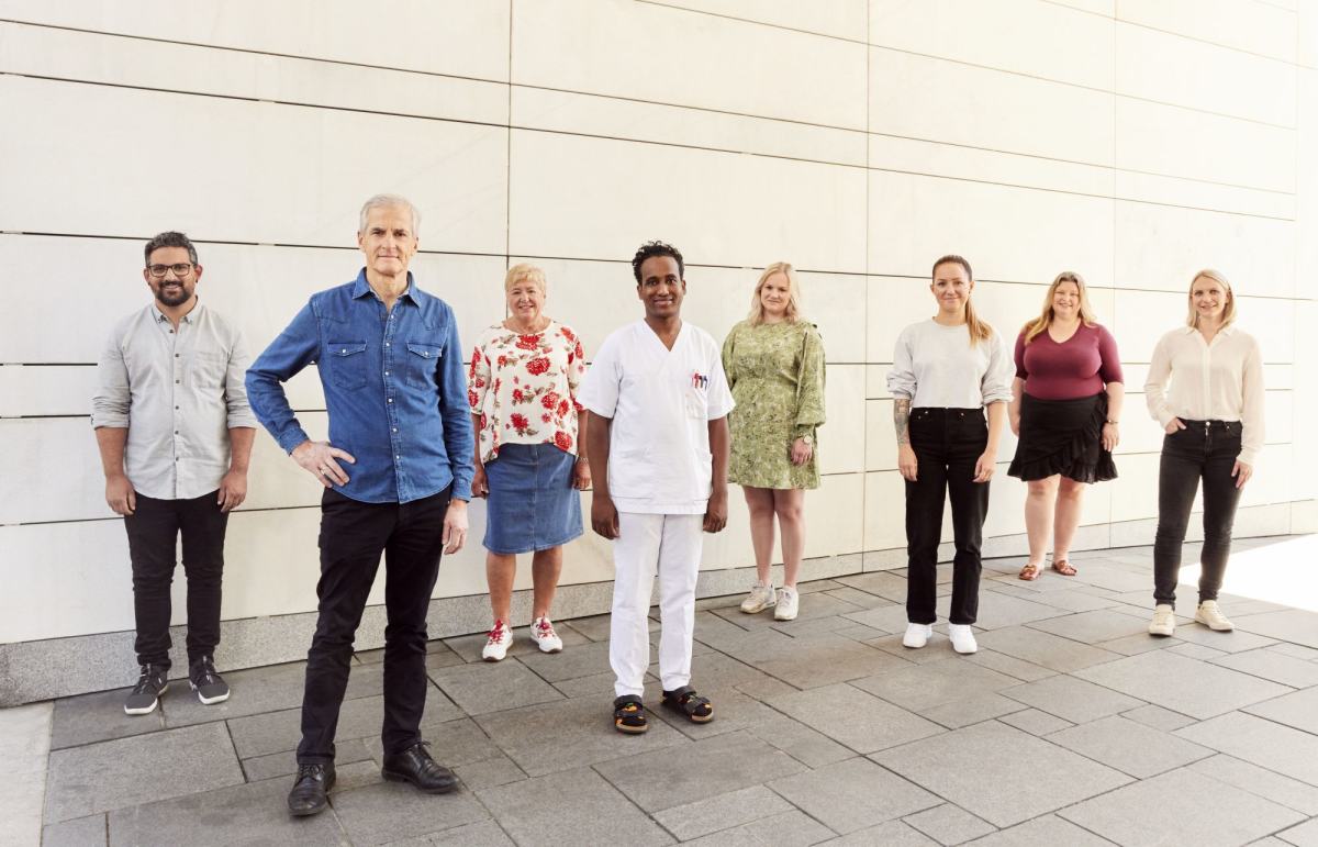 Mennesker som står ved siden av hverandre.